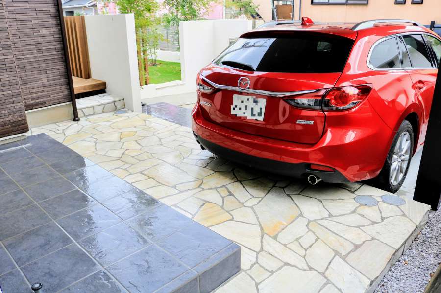 広めの石張りラゲッジスペース兼車止め