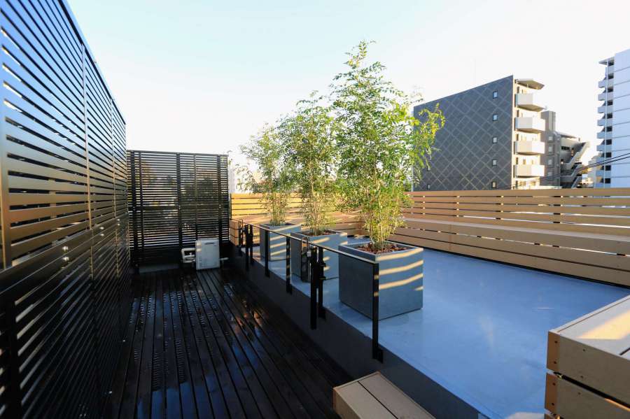 目隠しフェンス、ベンチ、プランター