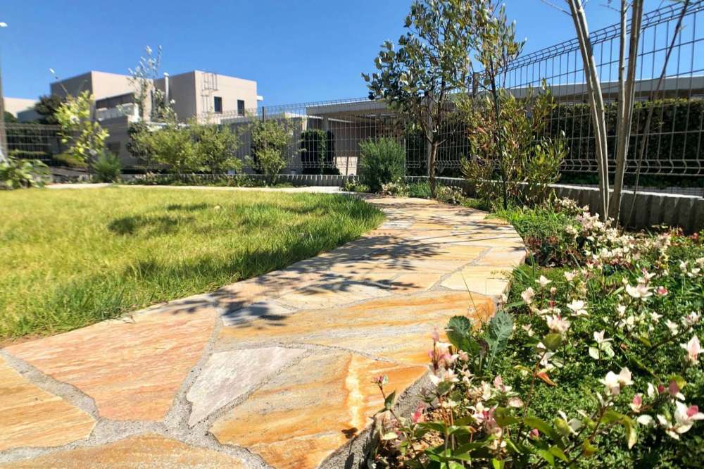 自然石張りの小路