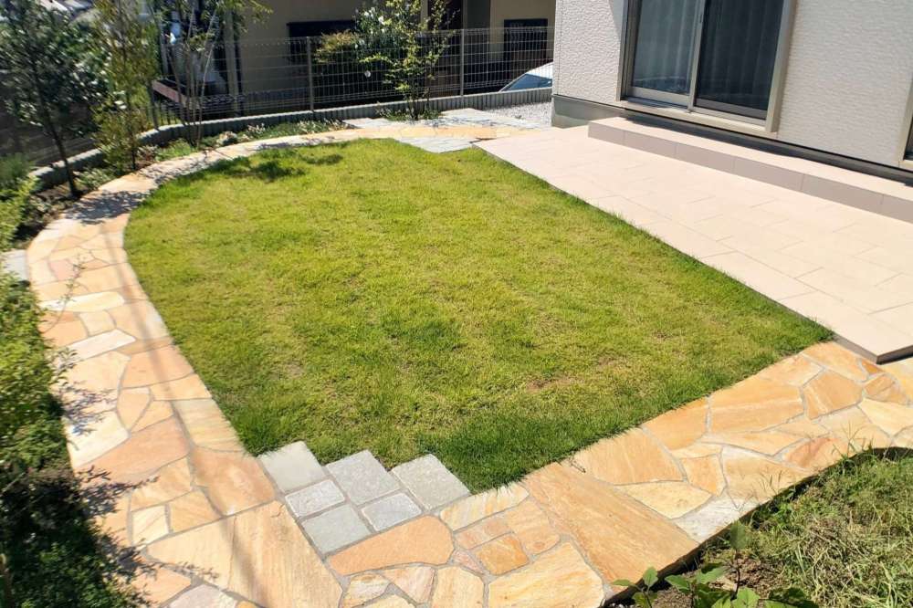 芝生の広がるテラス