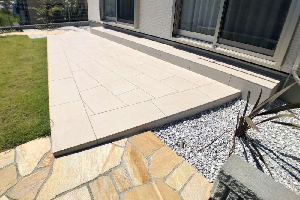 低めのタイルテラス