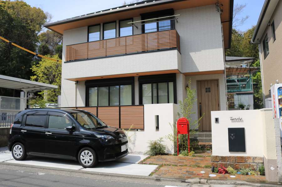 アプローチと木目調フェンス