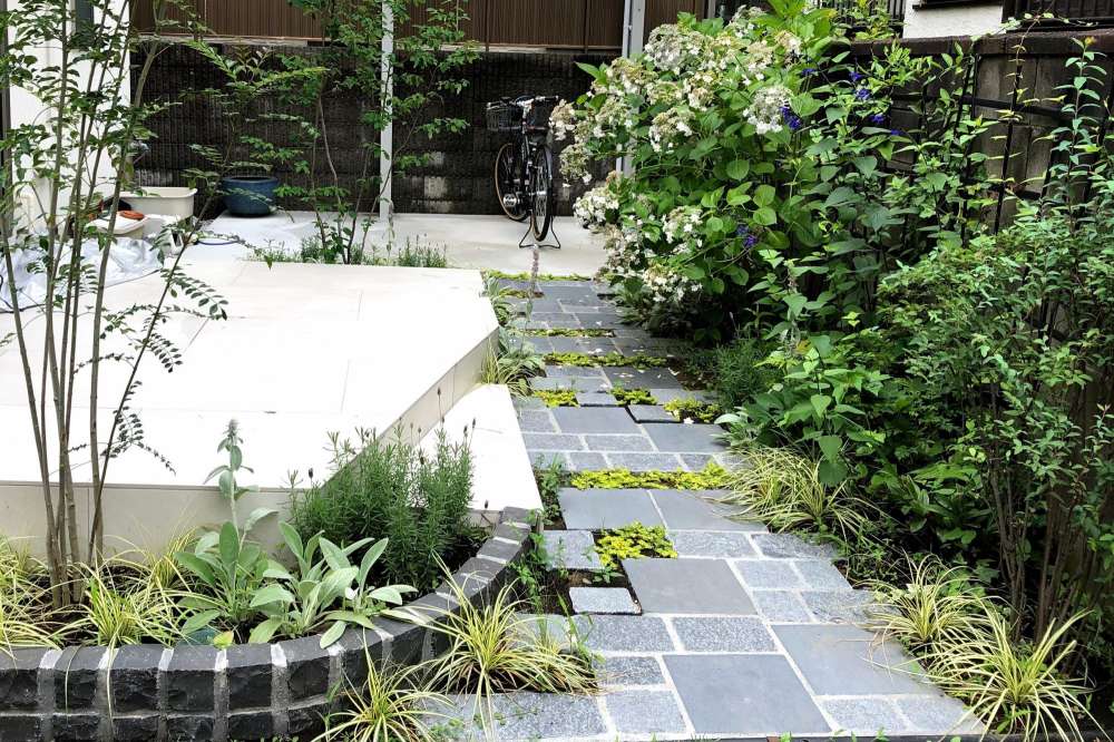 タイトル(alt) ナチュラルな和モダンの中庭