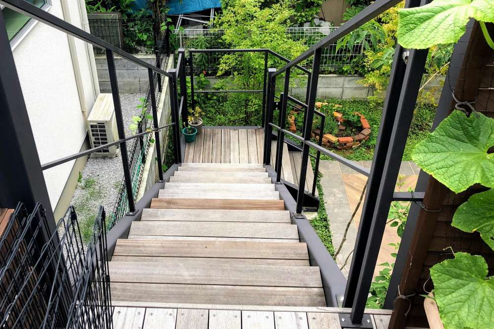 スカイデッキから下へ続く階段