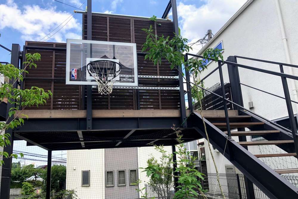 鉄骨駆体×ウッドデッキで空間の有効活用
