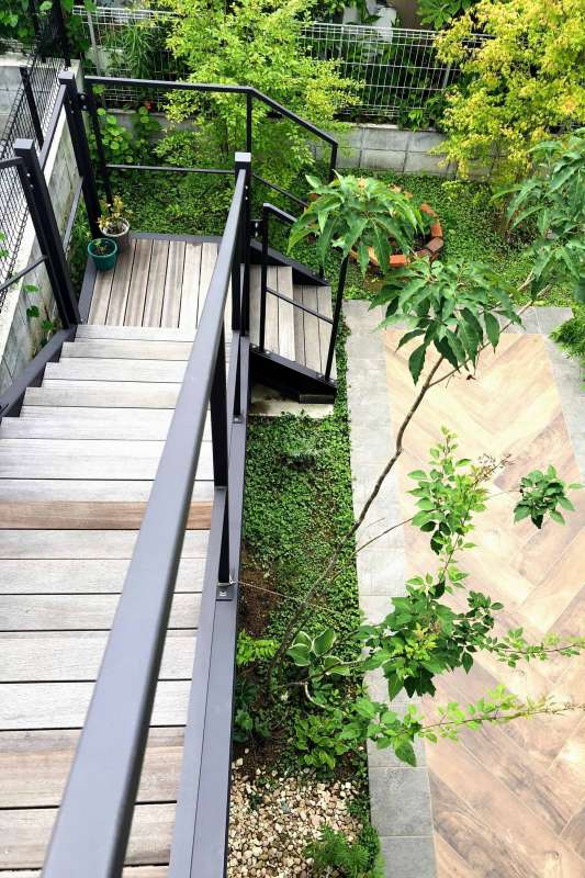 デッキから下を臨む