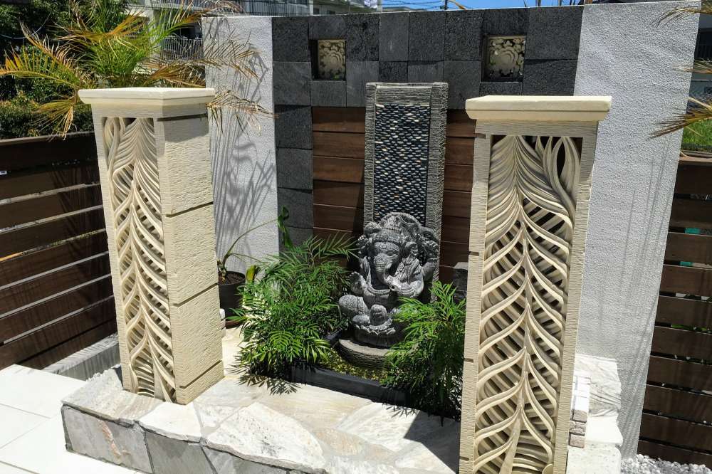 灯篭とガネーシャ下の水盤