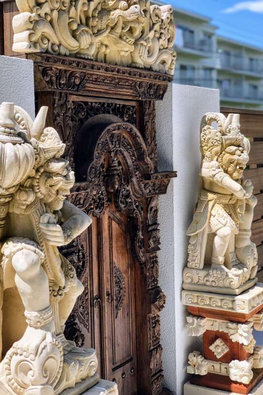 魔除けのレリーフ