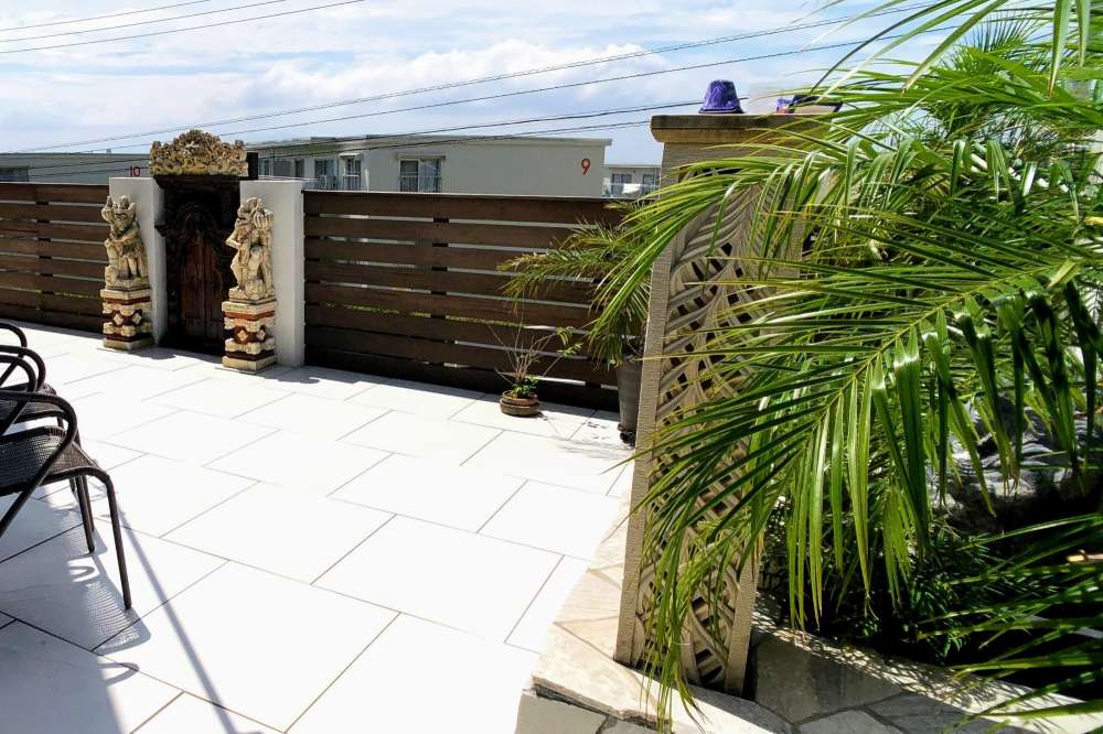 空を仰ぐ空間に配して