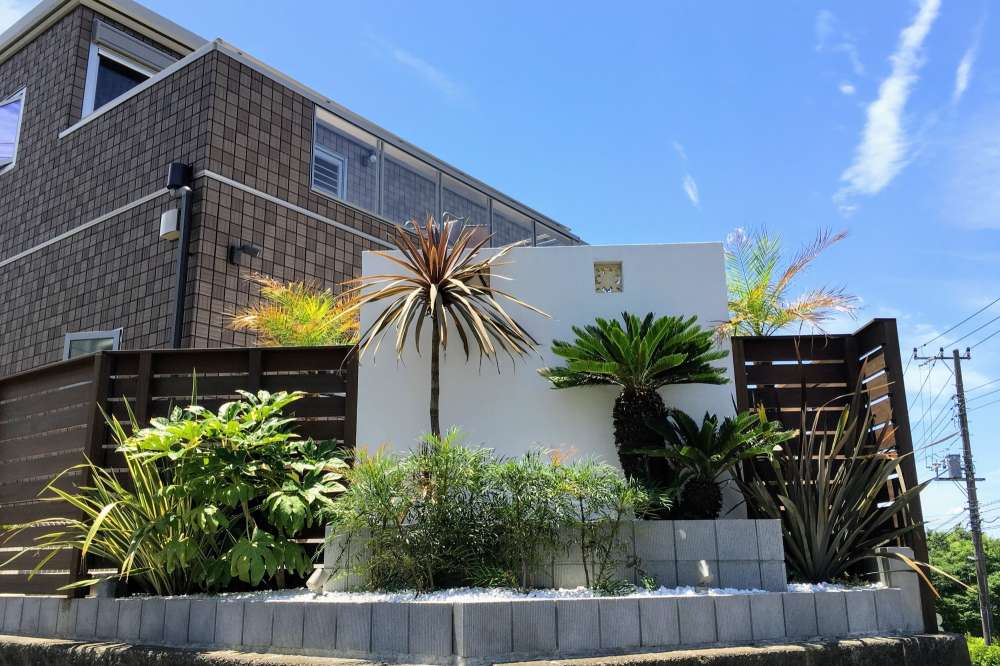 アジアンガーデンを行き交う人に