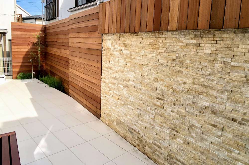 ボーダーストーンとウッドフェンス