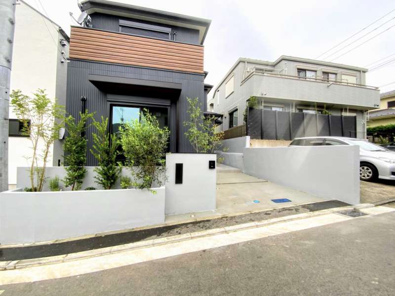 綺麗に左官補修されたRC擁壁。お隣さんの所有物ですが、お施主様のカラーに統一されたため、違和感がなくなりました。