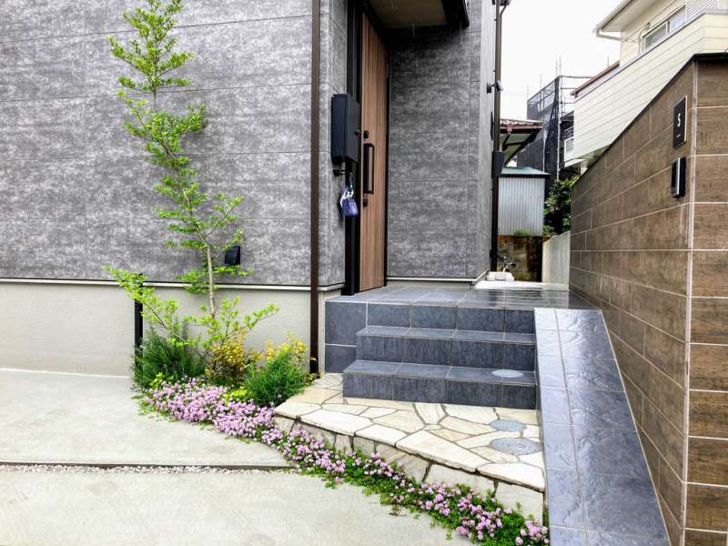 春になり、エゴノキは新芽を吹き、目地のクリーピングタイムが良い芳香とともに咲き誇っていました