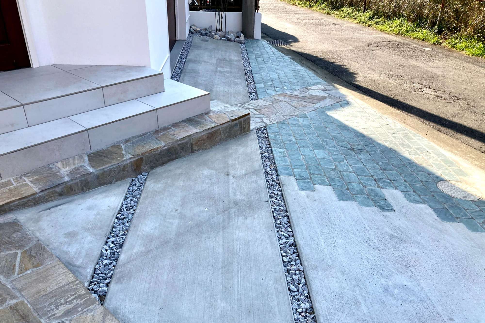 玄関前に石畳とコンクリート土間