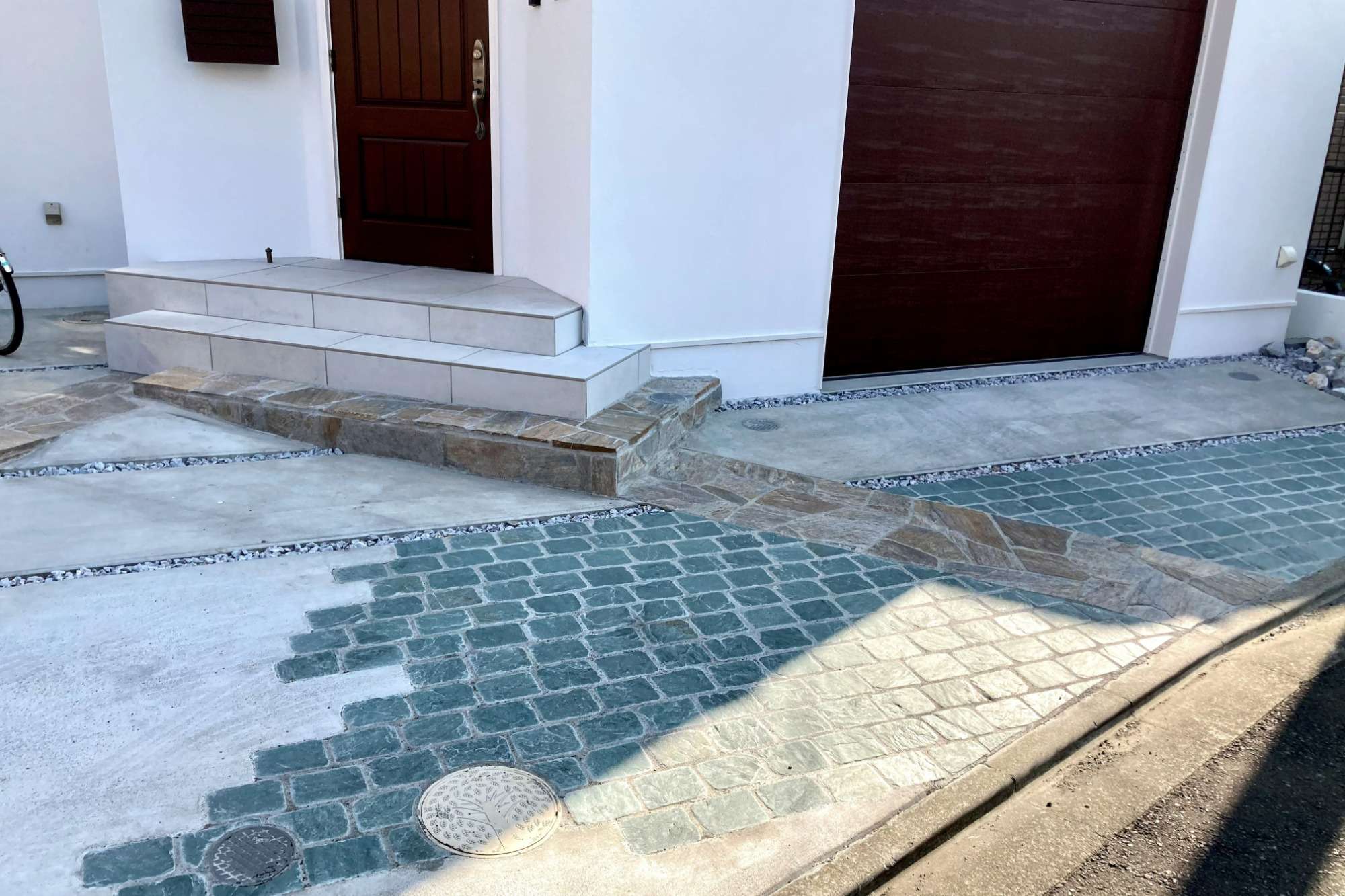 コタブルーが美しい駐車場