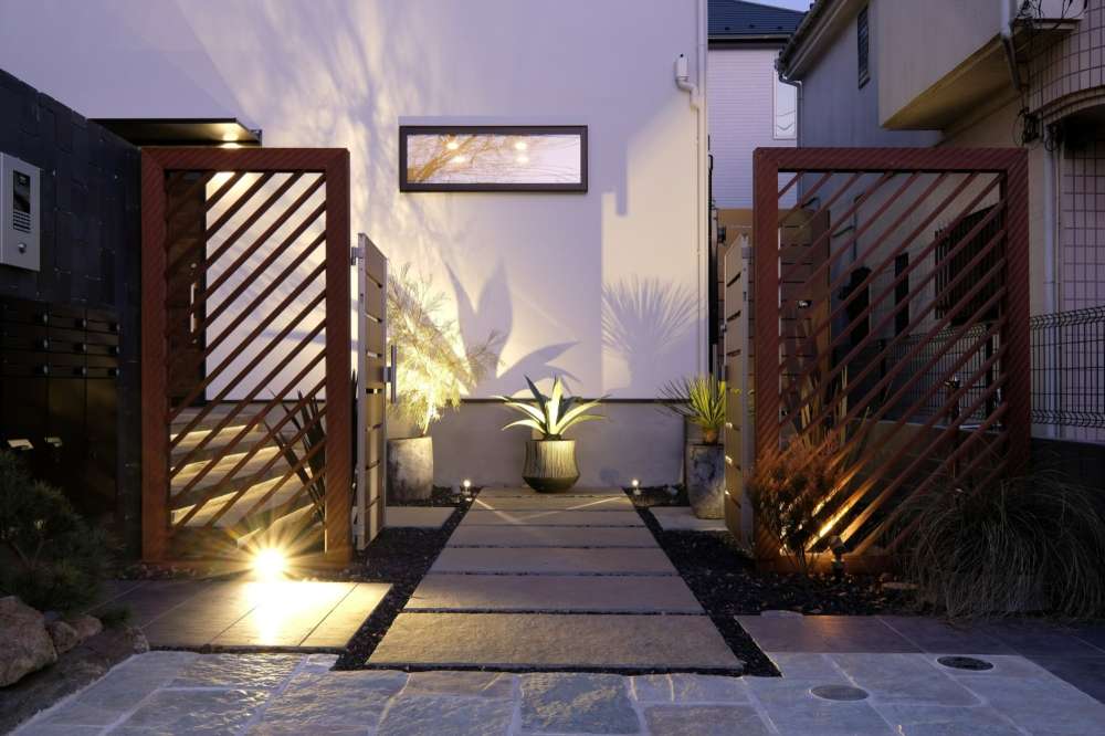 大判の石・タイルを採用したオリジナル感あるアプローチ
