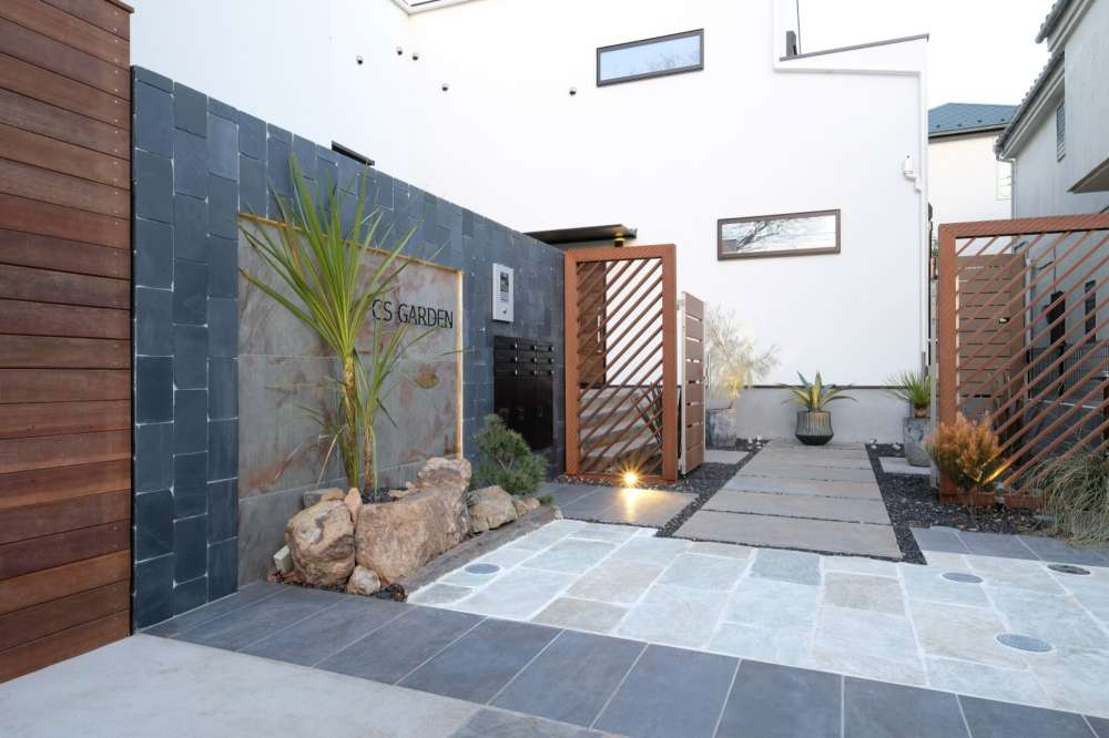 ファサードとオートロックの門扉