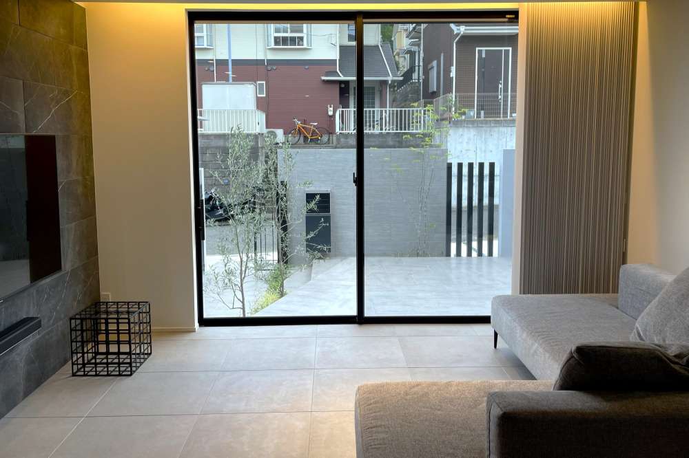 ウチとソトを繋ぐ、シンプルモダン外構