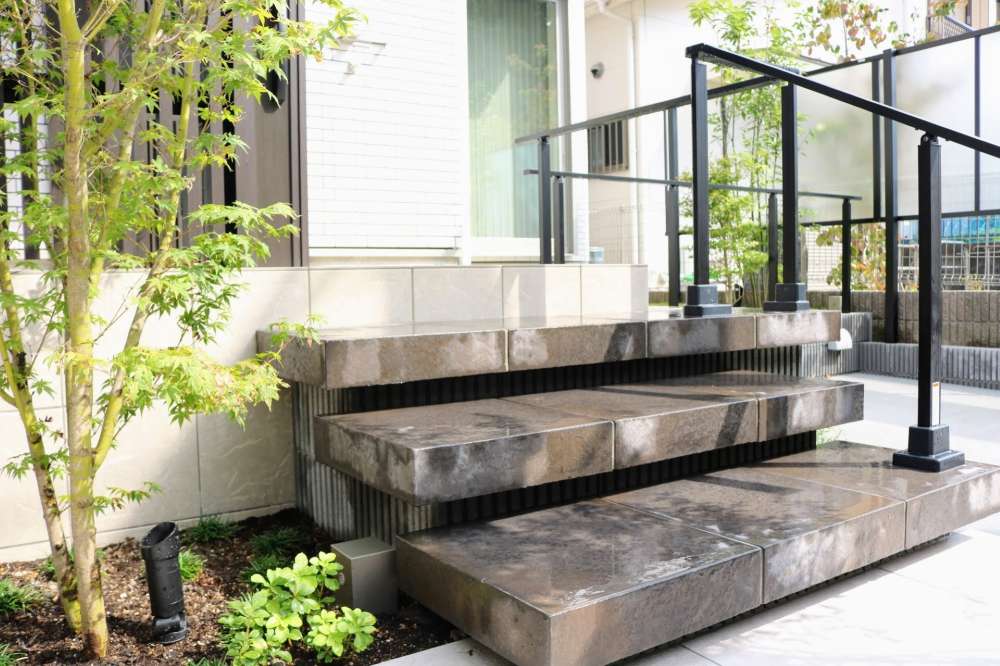 ダルストーンステップの浮き階段アプローチ