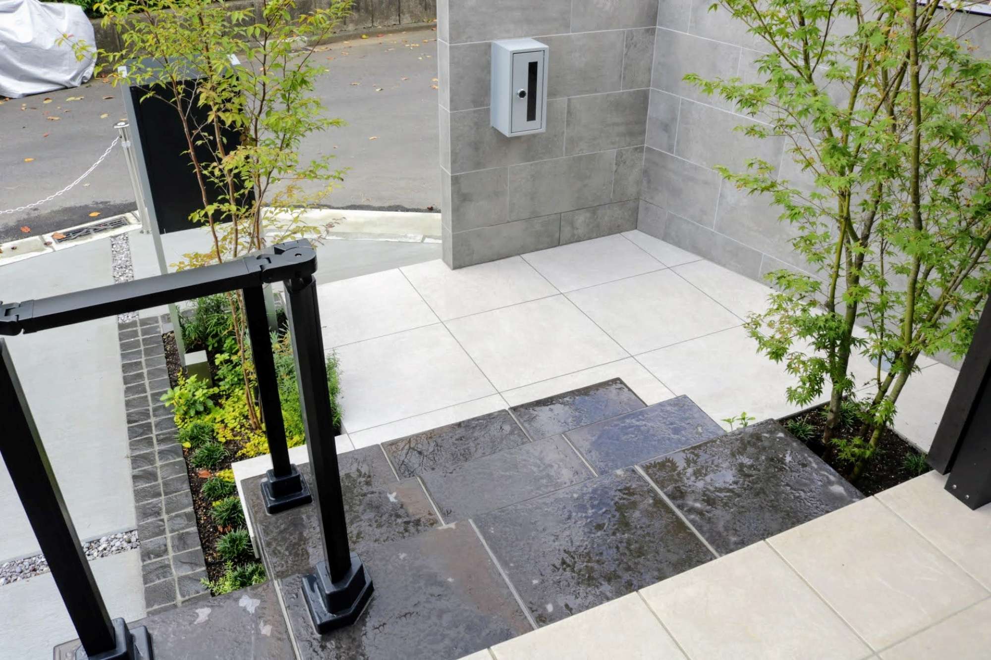 ダルストーンステップの浮き階段アプローチ