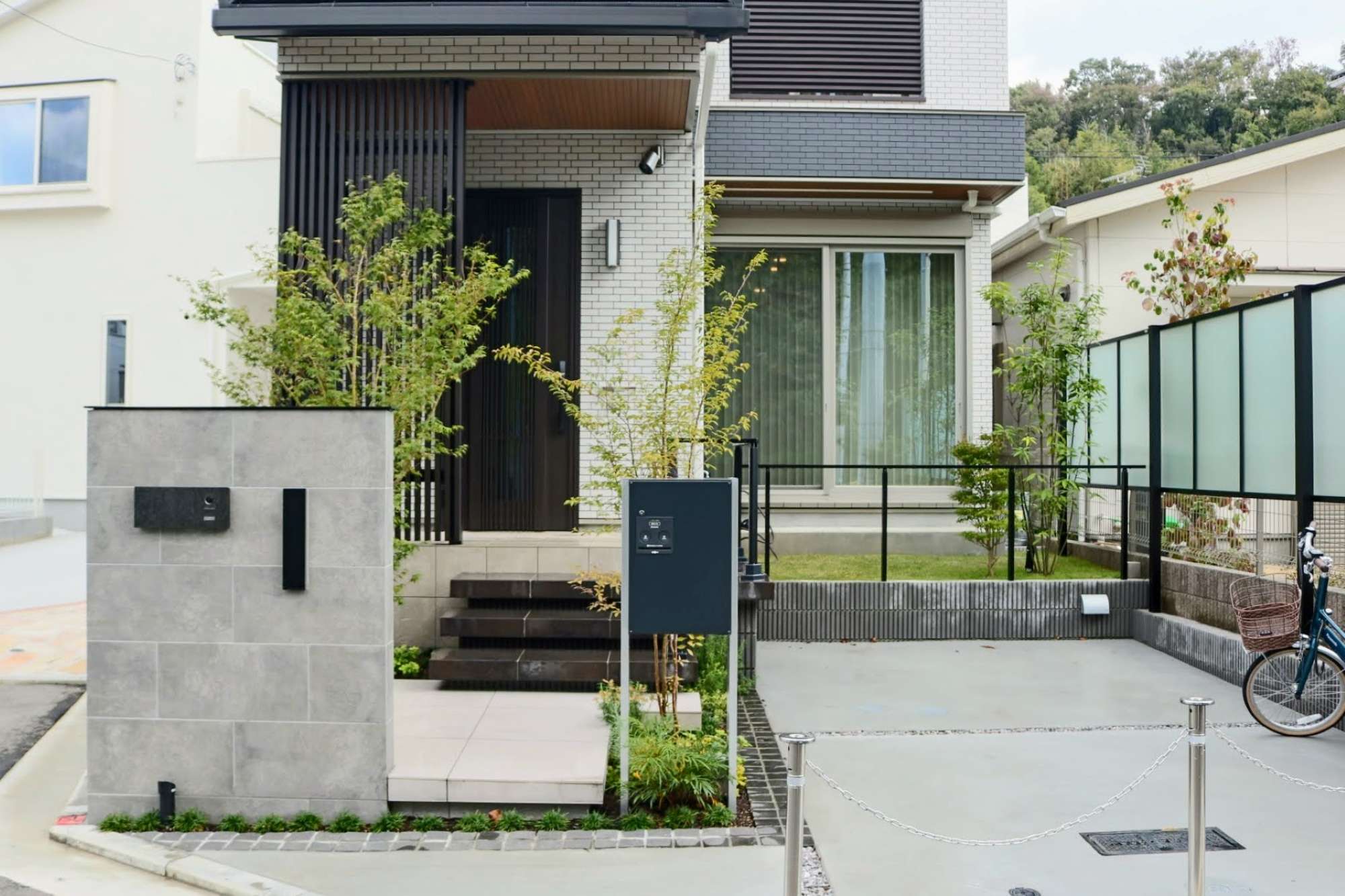 セミクローズドな外構