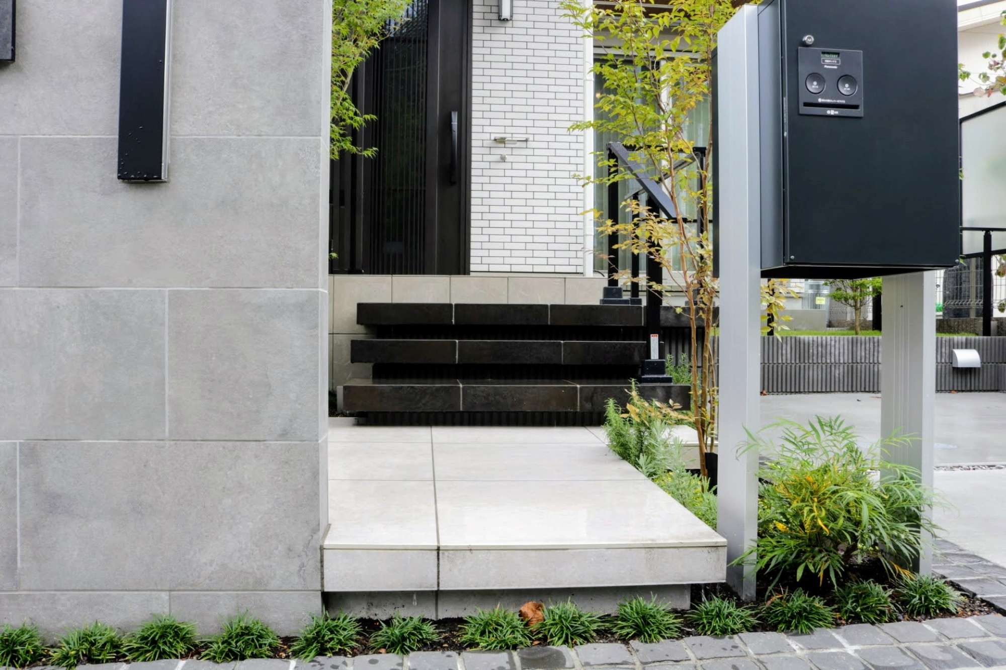 大判タイル張りのポーチ