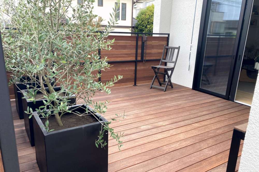 鉄骨造のウッドデッキ