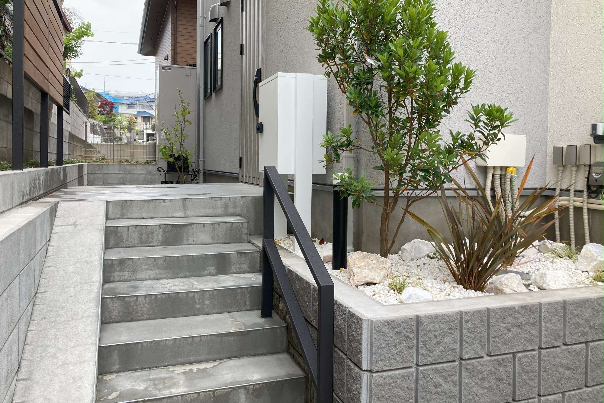 玄関へ続くアプローチ