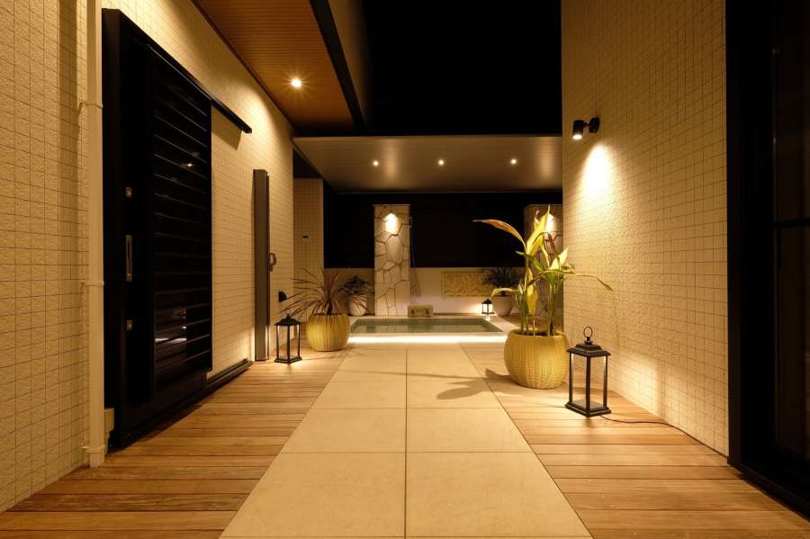 中庭にタイルとウッドで組み合わせたデッキ