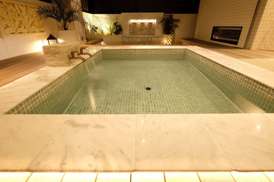 石・タイル張りの露天風呂