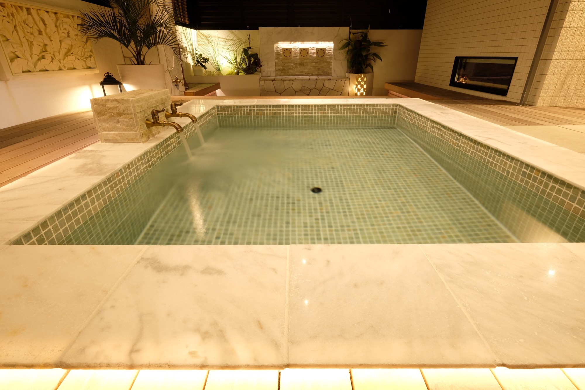 石・タイル張りの露天風呂