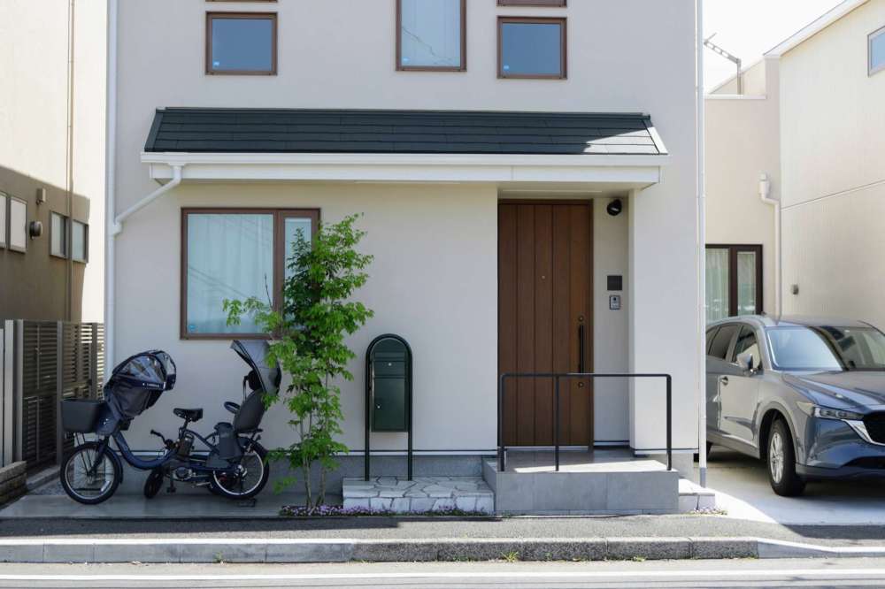 シンボルツリーに駐輪スペースとアプローチを区切りの機能を持たせています