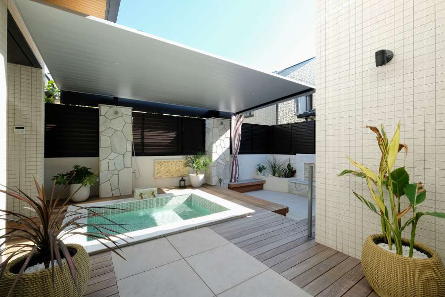 プールの上に屋根を