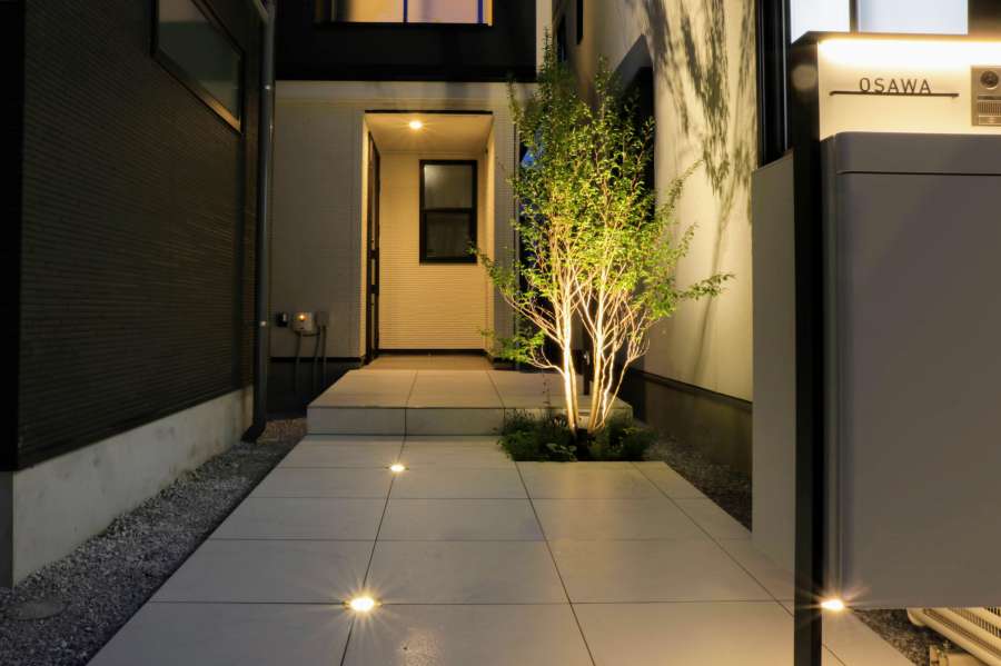 夜間はグラウンドライトが玄関まで誘導します。