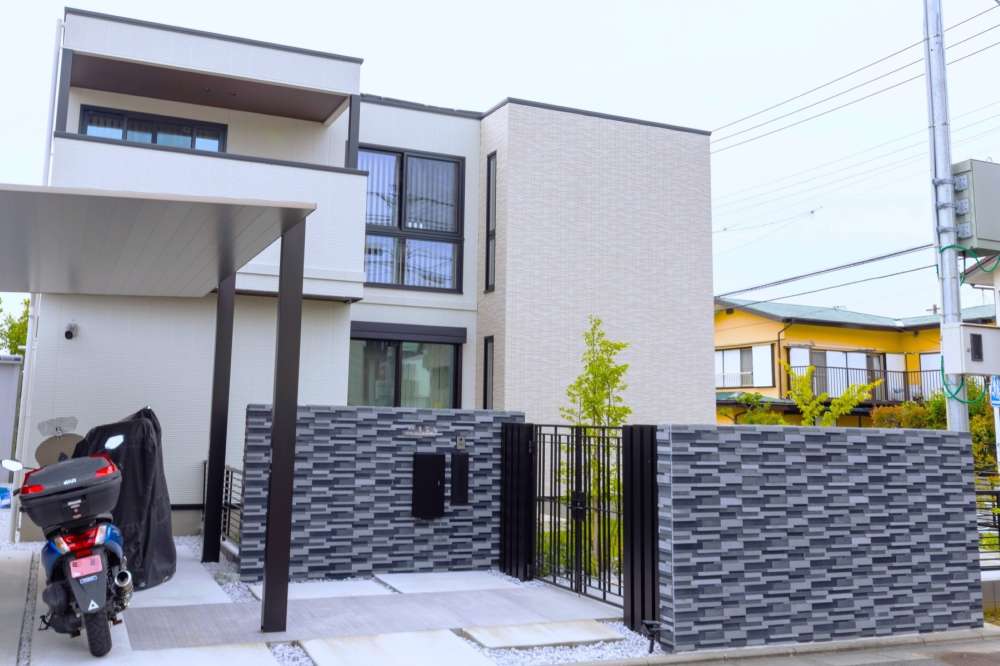 ブルーグレーのウォールストーン張り門柱