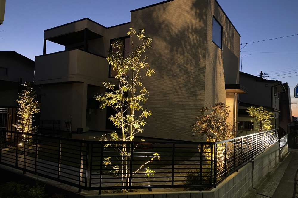 夜のライトアップをお外からも眺めて