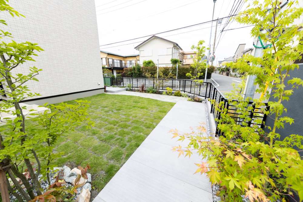 玄関へ続くアプローチ