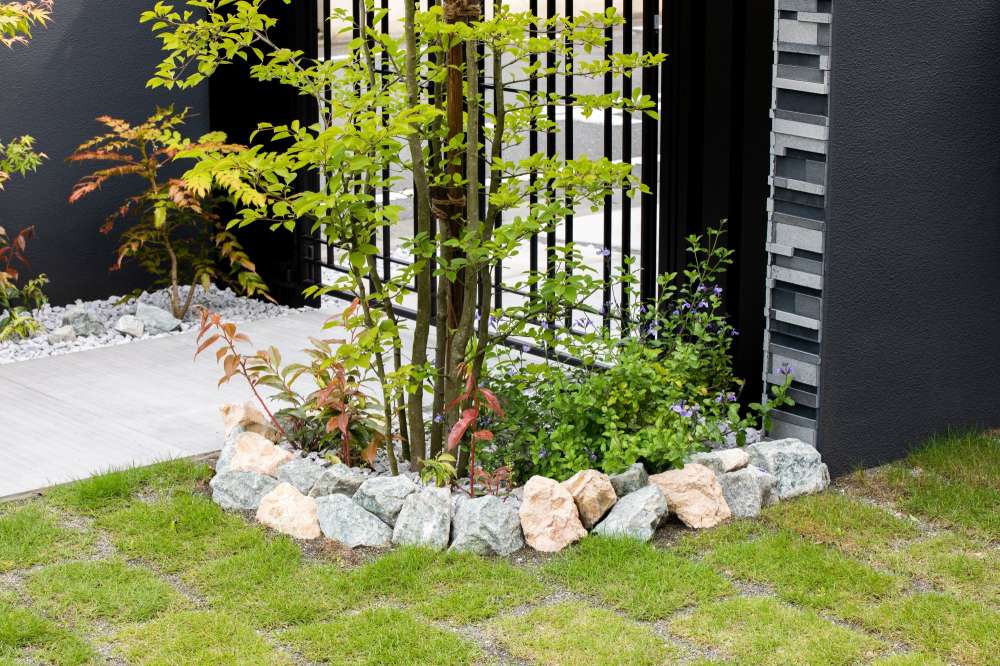 ゴロタ石の花壇