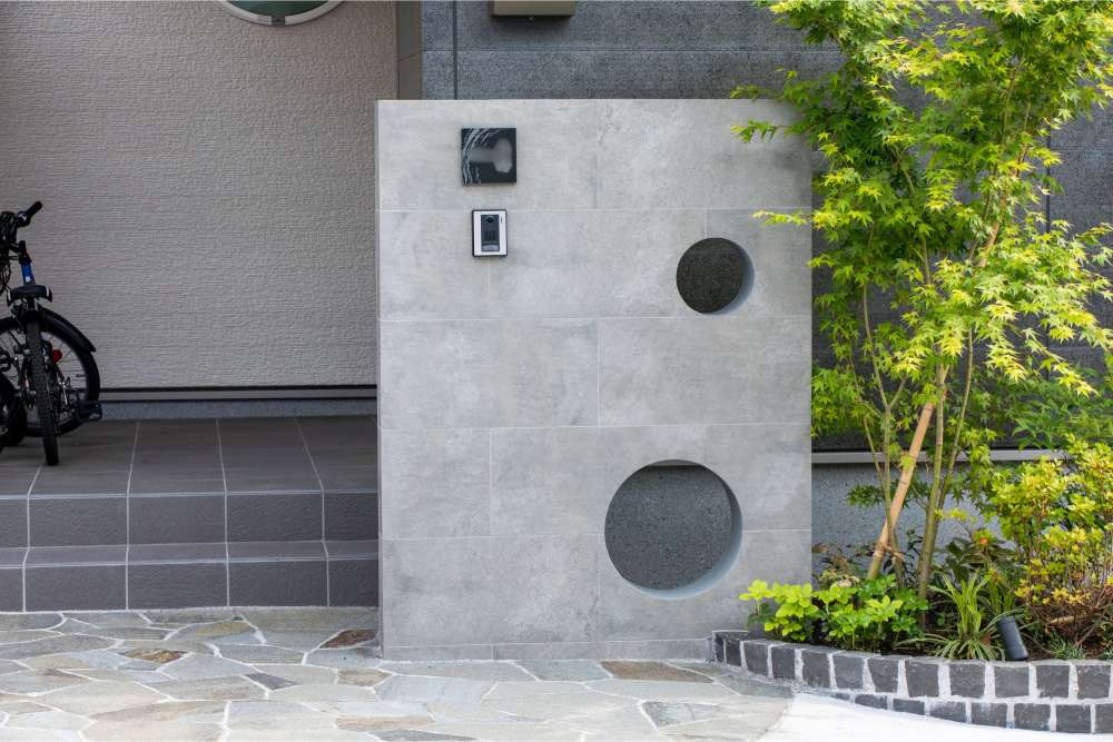 丸窓のある門柱