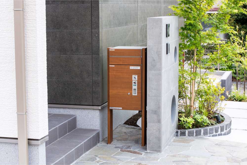 門柱の裏に宅配ボックス