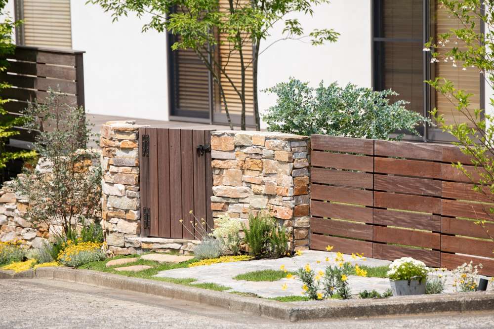 エイジングも楽しめるハードウッド製のフェンス
