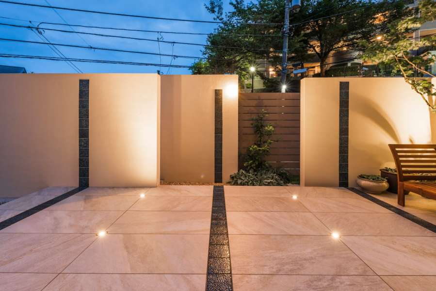 床面から壁面へつながるライン。