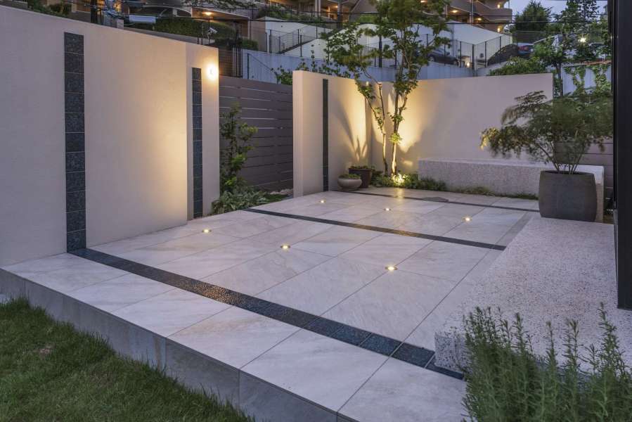 ベンチをタイルテラスの奥に配して