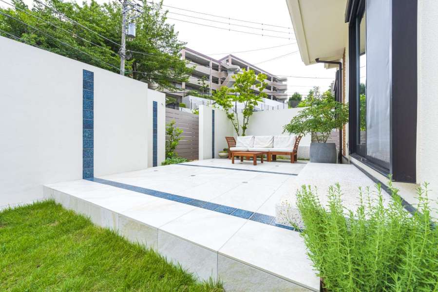 昼間のタイルテラス