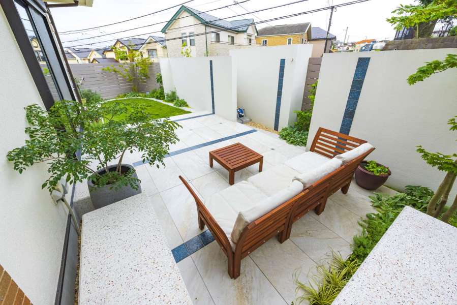 絶妙な高さの目隠し壁で明るくプライベートなテラス空間
