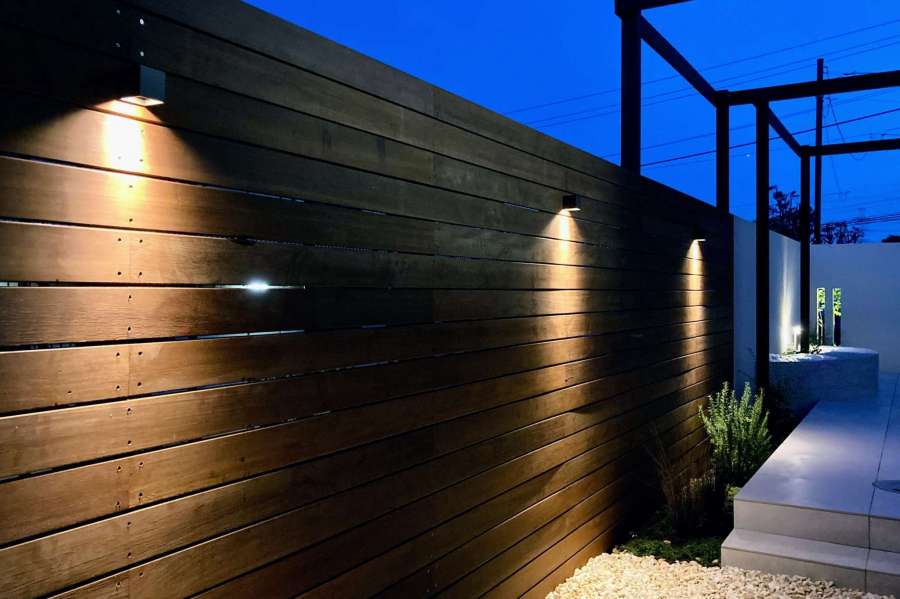 ウッドフェンスに間接照明を