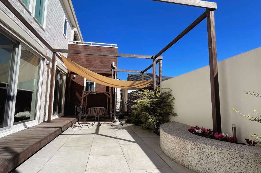 シェードで日差しをコントロール　居心地の良いテラス
