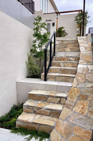 昼間の門柱とアプローチ