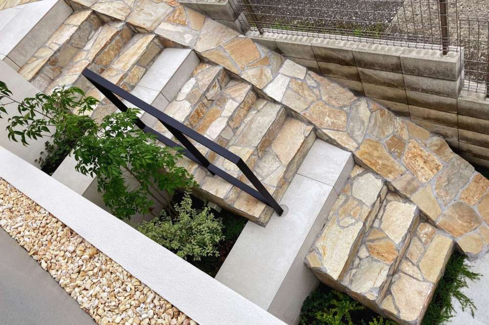 階段のアプローチを上から見る