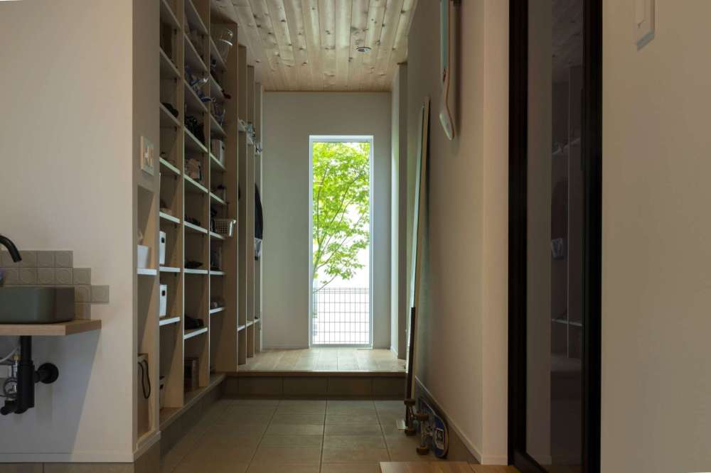 玄関正面にも緑を